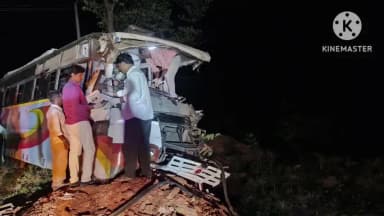 నూజివీడు: నూజివీడు నుండి శ్రీశైలం వెళ్తున్న ఆర్టీసీ బస్సు అదుపుతప్పి చెట్టును ఢీ కొని డ్రైవర్ కు తీవ్ర గాయాలు