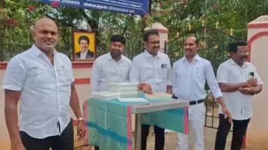 நாமக்கல்: நீதிமன்றம் முன்பு பொதுமக்களுக்கு இனிப்பு வழங்கி கொண்டாடிய வழக்கறிஞர்கள்