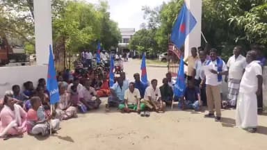 கயத்தாறு: கயத்தாறு தாலுகா அலுவலகம் முன்பு ஆத்திகுளம் மக்கள் தமிழ் புலிகள் கட்சி சார்பில் தரையில் அமர்ந்து ஆர்ப்பாட்டம்