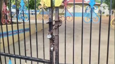 நாட்றாம்பள்ளி: அண்ணாநகர் ஊராட்சி ஒன்றிய நடுநிலைப் பள்ளிக்கு பூட்டுபோட்டு தலைமை ஆசிரியரை மாற்றக்கோரி போராட்டத்தில் ஈடுபட்ட மாணவர்களின் பெற்றோர்கள்