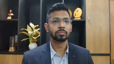 प्रभार ग्रहण के उपरांत जिले मे कार्य की प्राथमिकता पर प्रकाश डालते जिलाधिकारी श्री कुमार गौरव