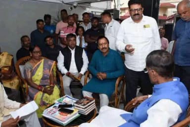 कांके: रातु रोड स्थित आवास में रांची सांसद संजय सेठ ने सुनी लोगों की समस्या, अधिकारियों को दिए निर्देश