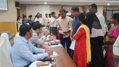 నిర్మల్: జిల్లా కలెక్టరేట్ లో నిర్వహించిన ప్రజావాణి కార్యక్రమంలో ప్రజల నుండి అర్జీలు స్వీకరించిన కలెక్టర్ భవేశ్ మిశ్రా
