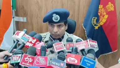 ❇️ थाना शाहपुर पुलिस द्वारा हत्या के अभियोग में वांछित अभियुक्त को पुलिस मुठभेड के दौरान घायल अवस्था में किया गिरफ्तार।
❇️ कब्जे से मृतक का मोबाईल फोन व 01 अवैध तमंचा मय 02 जिन्दा व 01 खोखा कारतूस 315 बोर बरामद।
इस सम्बन्ध में वरिष्ठ पुलिस अधीक्षक श्री संजय कुमार वर्मा की बाईट-
#UPPolice
@dgpup
@adgzonemeerut
@digsaharanpur