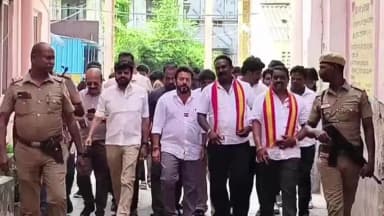 தூத்துக்குடி: முதல்வர் விஜய் பிறந்தநாளை முன்னிட்டு அரசு மருத்துவமனையில் இன்று பிறந்த குழந்தைகளுக்கு தங்க மோதிரம் அமைச்சர் ஸ்ரீநாத் அணிவித்தார்
