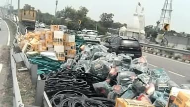 करनाल: नेशनल हाईवे पर शनि मंदिर के पास मोटर से भरा हुआ ट्रक टायर फटने से बीच सड़क पलटा बड़ा हादसा होने से बच गया