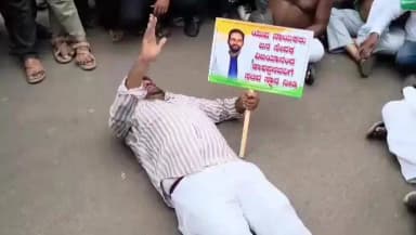 ಬಾಗಲಕೋಟೆ: ವಿಜಯಾನಂದ ಕಾಶಪ್ಪನವರ್ ಅವರಿಗೆ ಮಂತ್ರಿಗಿರಿ ನೀಡುವಂತೆ ಅಭಿಮಾನಿಗಳಿಂದ ಶರ್ಟ ಬಿಚ್ಚಿ ವಿಭಿನ್ನ ಪ್ರತಿಭಟನೆ