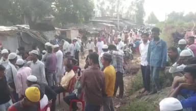 लहरपुर: लहरपुर क्षेत्र के एक गांव में 2 युवकों के शव पहुंचने पर परिजनों में मचा कोहराम, पूरे गांव में छाया मातम