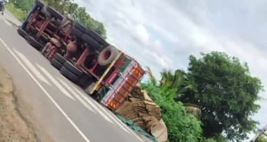 ಕೊಳ್ಳೇಗಾಲ: ಉತ್ತಂಬಳ್ಳಿಯಲ್ಲಿ ಲಾರಿ ಪಲ್ಟಿ ಘಟನೆ: ಸ್ಥಳೀಯರಲ್ಲಿ ಆತಂಕ