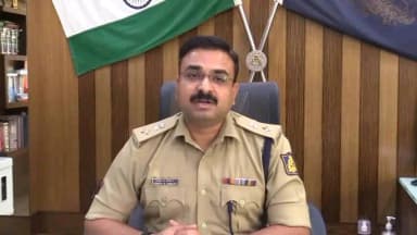 ವಿಜಯಪುರ: ಅಲಿಯಾಬಾದ್ ಗ್ರಾಮದ ಹೊರ ಭಾಗದಲ್ಲಿ ಇಸ್ಪೀಟು ಆಡುವಾಗ ಪೊಲೀಸರ ದಾಳಿ : ನಗರದಲ್ಲಿ ಎಸ್ ಪಿ ಲಕ್ಷ್ಮಣ ನಿಂಬರಗಿ