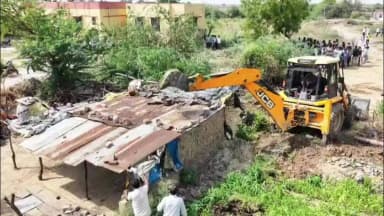 पीपलदा: ऑपरेशन डस्टिंग अभियान के तहत इटावा क्षेत्र में अपराधियों से एक करोड़ की 3.5 बीघा सरकारी भूमि को करवाया गया मुक्त