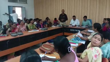 पालकोट प्रखंड विकास पदाधिकारी निर्वाचन आयुक्त और आंगनबाड़ी के सेवई का पंचायत सचिव के साथ में बैठा