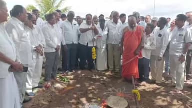 ಗುಂಡ್ಲುಪೇಟೆ: ಪಟ್ಟಣದಲ್ಲಿ ಸಿ.ಸಿ. ರಸ್ತೆ ಮತ್ತು ಚರಂಡಿ ಅಭಿವೃದ್ಧಿ ಕಾಮಗಾರಿಗೆ ಶಾಸಕ ಗಣೇಶ್ ಪ್ರಸಾದ್ ಗುದ್ದಲಿ ಪೂಜೆ