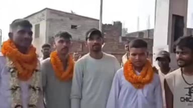 पीरपैंती: पीरपैंती रेलवे स्टेशन पर तीन इंडियन आर्मी में चयनित नौजवानों को ड्यूटी के लिए दिया विदाई स्टेशन का पूरा माहौल हुआ देश भक