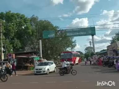 ಹುಮ್ನಾಬಾದ್: ಹರಿದು ಹೋಗಿರುವ ನಗರದ ಕೇಂದ್ರ ಬಸ್ ನಿಲ್ದಾಣ ನಾಮಫಲಕ - ಹೊಸ ನಾಮಫಲಕ ಅಳವಡಿಕೆಗೆ ಸಾರ್ವಜನಿಕರ ಆಗ್ರಹ
