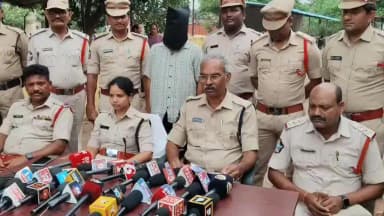 పలాస: జిల్లాల వివిధ ప్రాంతాల్లో ఇటీవల దొంగతనానికి గురైన13ద్విచక్ర వాహనాలను స్వాధీనం చేసుకున్నట్లు తెలిపిన ఎఎస్పీ శ్రీనివాసరావు