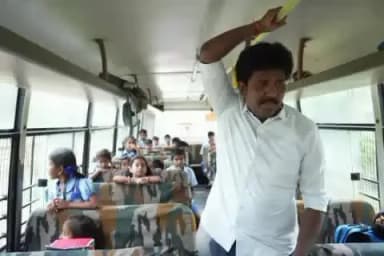 మడకసిర: విద్యార్థుల బస్సులో ప్రయాణించిన మడకశిర ఎమ్మెల్యే