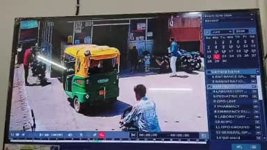 #महोबा: जिला चिकित्सालय के इमरजेंसी के बगल से नकाबकोश चोर मोटरसाइकिल चुरा कर भाग खड़ा हुआ, घटना सीसीटीवी में कैद।