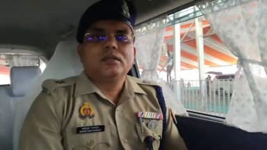 दिनांक 22.06.26 को थाना जलेसर क्षेत्रांतर्गत ग्राम पुनहरा में जमीनी विवाद के कारण दो पक्षों में हुए झगड़े में एक व्यक्ति की मृत्यु हो जाने पर स्थानीय पुलिस द्वारा मृतक के शव को पोस्टमार्टम हेतु भिजवाया गया है। उच्चाधिकारियों द्वारा घटना स्थल का निरीक्षण किया गया है। 03 आरोपियों को पुलिस अभिरक्षा में लेकर घटना के प्रत्येक पहलू की गहराई से छानबीन करते हुए थानास्तर से आवश्यक वैधानिक कार्यवाही की जा रही है। मौके पर कानून एवं शांति व्यवस्था सामान्य है। इस संबंध में अपर पुलिस अधीक्षक एटा श्री श्वेताभ पाण्डेय द्वारा दी गई बाइट।
@Uppolice