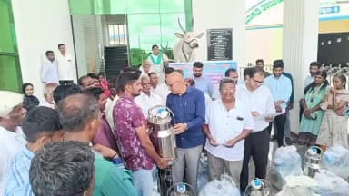ಮಾಗಡಿ: ಪಟ್ಟಣದ ಬಮೂಲ್ ಶಿಬಿರ ಕಚೇರಿಯಲ್ಲಿ ರೈತರಿಗೆ ಹಾಲು ಕರೆಯುವ ಯಂತ್ರ ಹಾಗೂ ಮೇವಿನ ಜೀಜ ವಿತರಣೆ