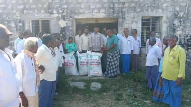 పీలేరు: సొరకాయల పేట గ్రామ పంచాయతీలో రైతులకు 50 శాతం రాయితీతో పశువుల దాణా పంపిణి చేసిన వెటర్నరీ అధికారులు