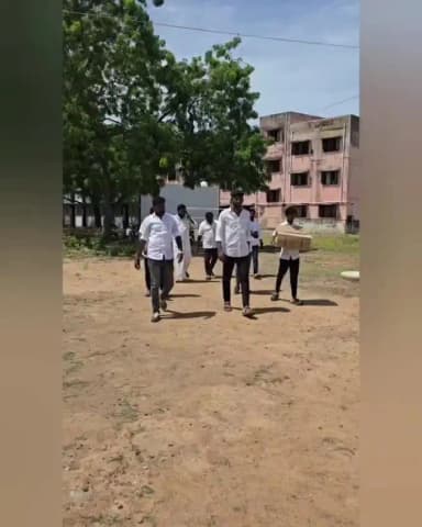 இராமநாதபுரம்: தமிழக முதல்வர் ஜோசப் விஜய் அவர்களின் 52 ஆவது பிறந்தநாளை முன்னிட்டு பள்ளி மாணவர்களுக்கு இலவச நோட்டு புத்தகங்கள் வழங்கி கொண்டாட்டம்