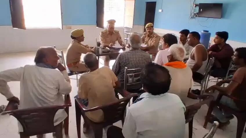 #SSP_SDR के निर्देशन में थाना इटवा कम्यूनिटी पुलिसिंग यूनिट (CPU) द्वारा थानाक्षेत्र के ग्राम पिपरा छगत में वरिष्ठ नागरिको के साथ गोष्ठी की गयी तथा उनकी समस्याओं को सुना गया व आवश्यक सरकारी योजनाओं की जानकारी दी गयी ।
@UPPolice
@AdgGkr
@digbasti
@dgpup
@AmarUjalaNews https://t.co/bxtwbzT5Nh