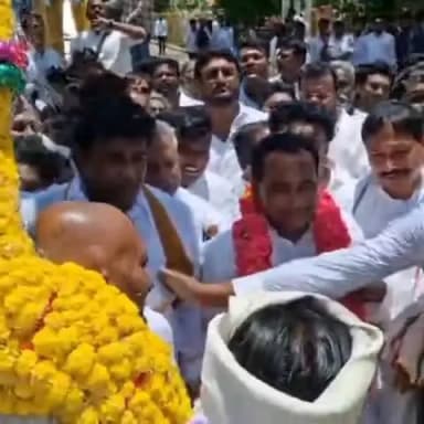 ಕಲಬುರಗಿ: ಮೂರನೇ ಬಾರಿ ಎಮ್ಎಲ್ಸಿ ಆಗಿ ಕಲಬುರಗಿಗೆ ಆಗಮಿಸಿದ ತಿಪ್ಪಣಪ್ಪ ಕಮಕನೂರಗೆ ಅದ್ಧೂರಿ ಸ್ವಾಗತ!