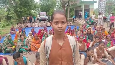 ନୟାଗଡ: ଗାତେରୀ ବିଦ୍ୟାଳୟରେ ଶିକ୍ଷକ ନିଯୁକ୍ତି ଦାବିରେ ରାସ୍ତା ଅବରୋଧ କରି ଆନ୍ଦୋଳନ ରେ ବସିଲେ ଛାତ୍ର ଛାତ୍ରୀ,ପ୍ରତିକ୍ରିୟା ରଖିଲେ ଜଣେ ଛାତ୍ରୀ