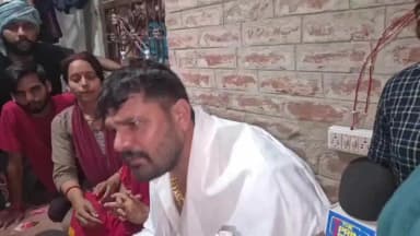 शाहपुर: खेसारी लाल यादव ने भरत तिवारी के परिजनों से मिलकर उच्च स्तरीय जांच की मांग की, दोषियों पर कार्रवाई की हो