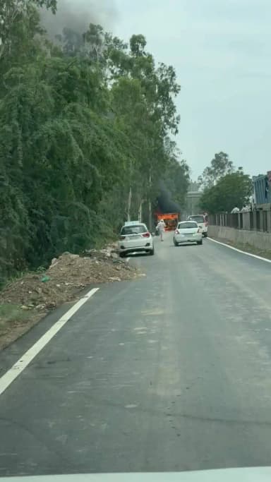 ब्रेकिंग-- दिल्ली चंडीगढ़ हाईवे पर लगी भीषण आग