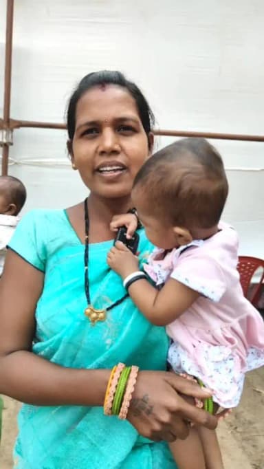 पीएम मातृ वंदना योजना से मिली आर्थिक सहायता, स्वस्थ शिशु का सपना हुआ साकार ।
गरियाबंद जिले के ग्राम कोसमी की श्रीमती पद्मिनी ठाकुर को प्रधानमंत्री मातृ वंदना योजना के तहत ₹5,000 की सहायता राशि प्राप्त हुई। इस राशि का उपयोग उन्होंने गर्भावस्था के दौरान फल, दूध, हरी सब्जियां एवं अन्य पौष्टिक आहार की व्यवस्था में किया।
बेहतर पोषण और नियमित स्वास्थ्य देखभाल के परिणामस्वरूप उन्होंने एक स्वस्थ शिशु को जन्म दिया। पद्मिनी ठाकुर ने प्रधानमंत्री श्री नरेंद्र मोदी एवं मुख्यमंत्री श्री विष्णुदेव साय के प्रति आभार व्यक्त करते हुए कहा कि यह योजना माताओं और नवजात शिशुओं के स्वास्थ्य संरक्षण में महत्वपूर्ण भूमिका निभा रही है।
स्वस्थ मां, स्वस्थ शिशु और स्वस्थ भविष्य की ओर एक सशक्त कदम।
#gariyaband #PMMVY #HealthyMotherHealthyChild #WomenEmpowerment #Gariyaband