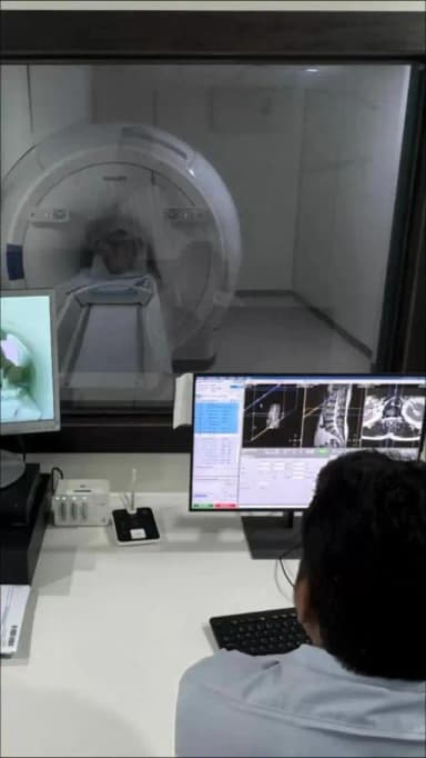 🏥 कांकेर में स्वास्थ्य सुविधाओं का विस्तार, अब एमआरआई जांच की सुविधा स्थानीय स्तर पर उपलब्ध
चिकित्सा महाविद्यालय अस्पताल कांकेर में अत्याधुनिक 1.5 टेस्ला एमआरआई मशीन का संचालन प्रारंभ हो गया है।
अब जिले के मरीजों को एमआरआई जांच के लिए रायपुर या अन्य बड़े शहरों का रुख नहीं करना पड़ेगा। इससे मरीजों और उनके परिजनों के समय, धन की बचत होगी और अनावश्यक भागदौड़ से राहत मिलेगी।
यह सुविधा मस्तिष्क, स्पाइन, ट्यूमर, घुटने के जोड़ सहित विभिन्न गंभीर बीमारियों की समय पर पहचान और बेहतर उपचार में सहायक होगी।
@chhattisgarhcmo @dpr.chhattisgarh
#Kanker #HealthFacilities #MRIService #Chhattisgarh #SwasthBastar