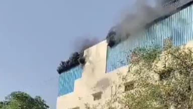 रोहिणी: नरेला इंडस्ट्रियल एरिया की जुराब फैक्ट्री में भीषण आग, मजदूरों ने भागकर बचाई जान