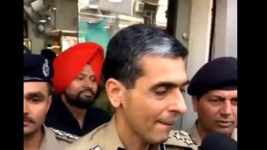 ਜਲੰਧਰ 1: ਦੋ ਦਿਨ ਪਹਿਲਾਂ ਚਾਵਲਾ ਮੋਬਾਈਲ ਦੁਕਾਨ ਤੇ ਚੱਲੀ ਗੋਲੀ ਤੋਂ ਬਾਅਦ ਜਲੰਧਰ ਪੁਲਿਸ ਕਮਿਸ਼ਨਰ ਪੁੱਜੇ ਦੁਕਾਨ ਵਿਖੇ