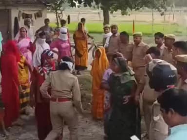 पिंड्रा: वाराणसी के फूलपुर में आवासीय विद्यालय के लिए जमीन सीमांकन का हुआ विरोध, बुलडोजर के आगे लेटकर ग्रामीणों ने किया प्रदर्शन
