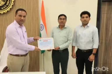 झाबुआ: कन्या माध्यमिक शाला पिटोल बड़ी के शिक्षकों का कलेक्टर ने किया सम्मान