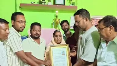 লক্ষীপুৰ: প্ৰয়াত সাংবাদিক আবু তালেবৰ গৃহত গোৱালপাৰা জিলা সাংবাদিক সন্থাৰ সজাতি দল,শোক সন্তপ্ত পৰিয়াললৈ সমবেদনা পত্ৰ প্ৰদান