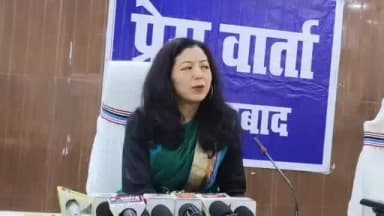 नवपदस्थापित जिला पदाधिकारी द्वारा पत्रकार सम्मेलन आयोजित कर मीडिया प्रतिनिधि से स्थानीय समस्याओ की जानकारी प्राप्त की*
आज दिनांक 22 जून, 2026 को जिला पदाधिकारी, जहानाबाद, श्रीमती छिरिङ वाई भूटिया द्वारा समाहरणालय सभा कक्ष में मीडिया प्रतिनिधियों के साथ पत्रकार सम्मेलन आयोजित किया गया।
उक्त पत्रकार सम्मेलन में जिला पदाधिकारी द्वारा मीडिया प्रतिनिधियों का स्वागत कर बारी बारी से सभी का परिचय प्राप्त किया गया। जिला पदाधिकारी द्वारा मीडिया प्रतिनिधियों से जन समस्याओं की जानकारी प्राप्त की गई, जिसमें मीडिया प्रतिनिधियों द्वारा जिले में आ रही परेशानी को बताया गया। साथ ही राजा बाजार अवस्थित रेलवे अंडर पास में जल जमाव की समस्या, वाहन पढाव नहीं रहने के कारण जगह जगह पर वाहन जाम की समस्या से निजात दिलाने, जहानाबाद नगर परिषद क्षेत्र में जल जमाव, नाली गली की साफ सफाई इत्यादि की जानकारी दी गई।
उक्त पत्रकार सम्मेलन मे जिला पदाधिकारी द्वारा मीडिया प्रतिनिधियों को सभी समस्याओं से निजात दिलाने का आश्वासन दिया गया।
#जिला_प्रशासन_जहानाबाद
#IPRDBihar
Information & Public Relations Department, Government of Bihar