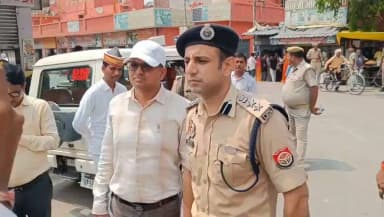 त्यौहार मोहर्रम व जनपद मे शान्ति-व्यवस्था बनाये रखने के दृष्टिगत थाना शोहरतगढ़ के कस्बा शोहरतगढ़ मे भारी पुलिस बल के साथ फ्लैग मार्च/पैदल गश्त व त्यौहार के दृष्टिगत सिद्धार्थनगर पुलिस द्वारा की गयी कार्यवाही के सम्बन्ध मे #SSP_SDR की वीडियो बाइट
@UPPolice
@AdgGkr
@digbasti https://t.co/VapJF4iYGf