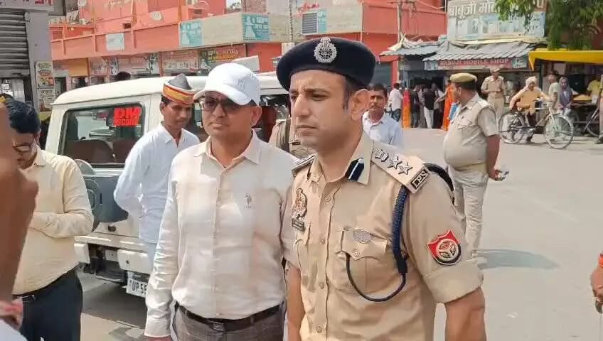 त्यौहार मोहर्रम व जनपद मे शान्ति-व्यवस्था बनाये रखने के दृष्टिगत थाना शोहरतगढ़ के कस्बा शोहरतगढ़ मे भारी पुलिस बल के साथ फ्लैग मार्च/पैदल गश्त व त्यौहार के दृष्टिगत सिद्धार्थनगर पुलिस द्वारा की गयी कार्यवाही के सम्बन्ध मे #SSP_SDR की वीडियो बाइट
@UPPolice
@AdgGkr
@digbasti https://t.co/VapJF4iYGf