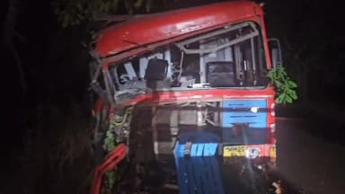 ಬೀದರ್: ನಗರದ ಹೊರವಲಯದಲ್ಲಿ ಕುಡಿದ ಮತ್ತಿನಲ್ಲಿ ಬಸ್ಸಿನ ಸ್ಟೇರಿಂಗ್ ಗಟ್ಟಿಯಾಗಿ ಹಿಡಿದ ವ್ಯಕ್ತಿ; ಮರಕ್ಕೆ ಬಸ್ ಡಿಕ್ಕಿಯಾಗಿ 11 ಜನರಿಗೆ ಗಾಯ