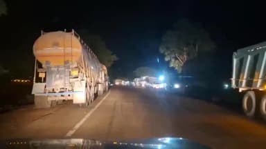 बड़वारा: दुर्घटना को निमंत्रण दे रहे हैं पठरा ग्राम में सड़क किनारे अवस्थित खड़े बड़े वाहन