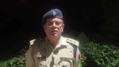 "थाना कादीपुर, जनपद सुल्तानपुर की एक खबर सोशल मीडिया पर प्रसारित हो रही है, जिसमें बताया जा रहा है कि एक व्यक्ति द्वारा घर में घुसकर बच्चियों और महिलाओं के साथ अभद्रता और मारपीट की गई है। इस संबंध में यह अवगत कराना है कि इसमें गंभीर धाराओं में अभियोग पंजीकृत किया (1/2) https://t.co/FpW2nQqQ0L