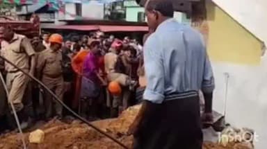 കൊട്ടാരക്കര: നീലേശ്വരത്ത് ടിപ്പർ ലോറി ബസ് കാത്തു നിന്നവരുടെ മുകളിലേക്ക് മറിഞ്ഞു, കുട്ടികൾ ഉൾപ്പെടെ കുടുങ്ങിക്കിടക്കുന്നു