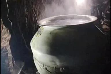 पिपरिया: पिपरिया थाना क्षेत्र के पथुआ गांव गंगा कछार बहियार में महुआ शराब एवं उपकरण के साथ एक व्यक्ति गिरफ्तार