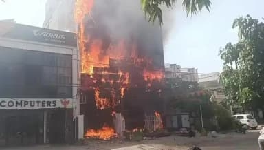 लखनऊ कोचिंग अग्निकांड का नया वीडियो आया सामने ,जान बचाने के लिए बच्चों ने बिजली के केबल का लिया सहारा #lakhnow