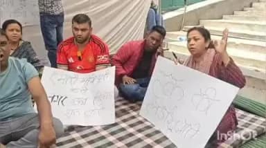 नैनीताल: शहर की विभिन्न समस्याओं को लेकर सभासदों ने नगर पालिका कार्यालय के बाहर 2 घंटे का धरना दिया, पालिका अध्यक्ष को दिया समय
