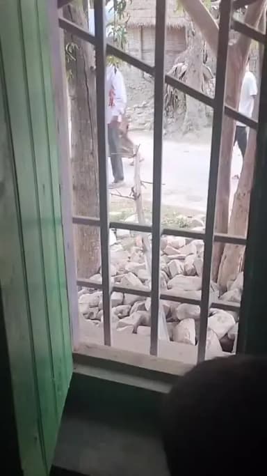 नेवारी के परमात्मा गिरी दारू पीके सरेआम धमकी दे रहे है जान से मर देंगे छुरी गोप देंगे गोली मार देंगे