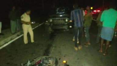 పీలేరు: కలికిరిలో నేషనల్ హైవే పై ద్విచక్ర వాహనం ను ఢీకొన్న తార్ వాహనం-ఇద్దరికి తీవ్ర గాయాలు